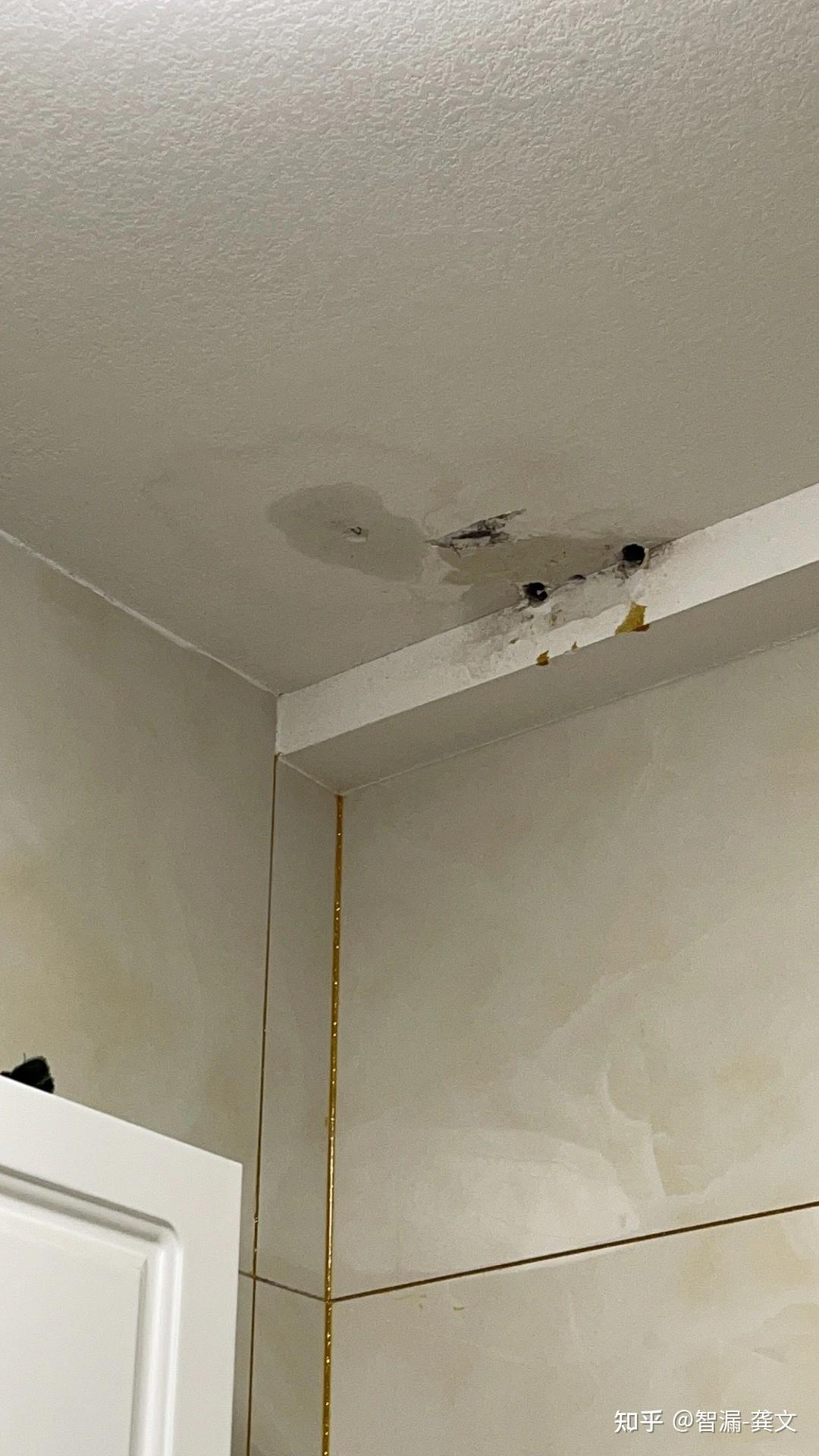 求教家门口防盗门外面底部墙面渗水家里面没有渗水这是为什么啊