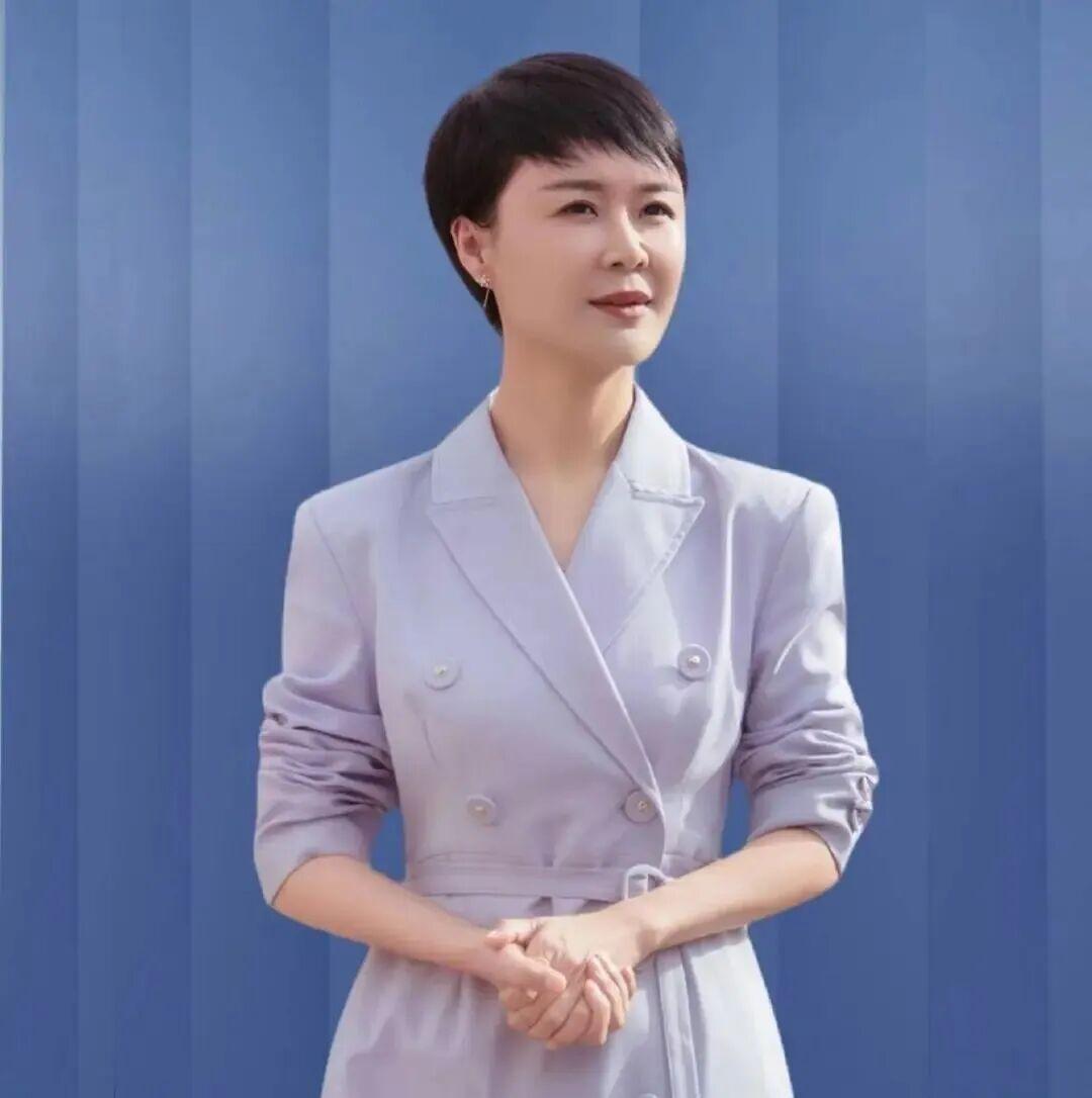 贺娇龙出生于1979年的四川射洪,20岁开始参加工作