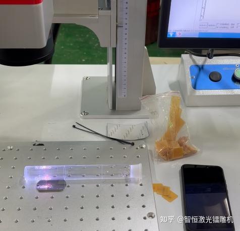 玻璃打标一打就崩？紫外打标机直接搞定，不打滑不崩边