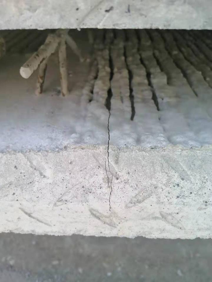 探讨叠合板出现裂缝的原因