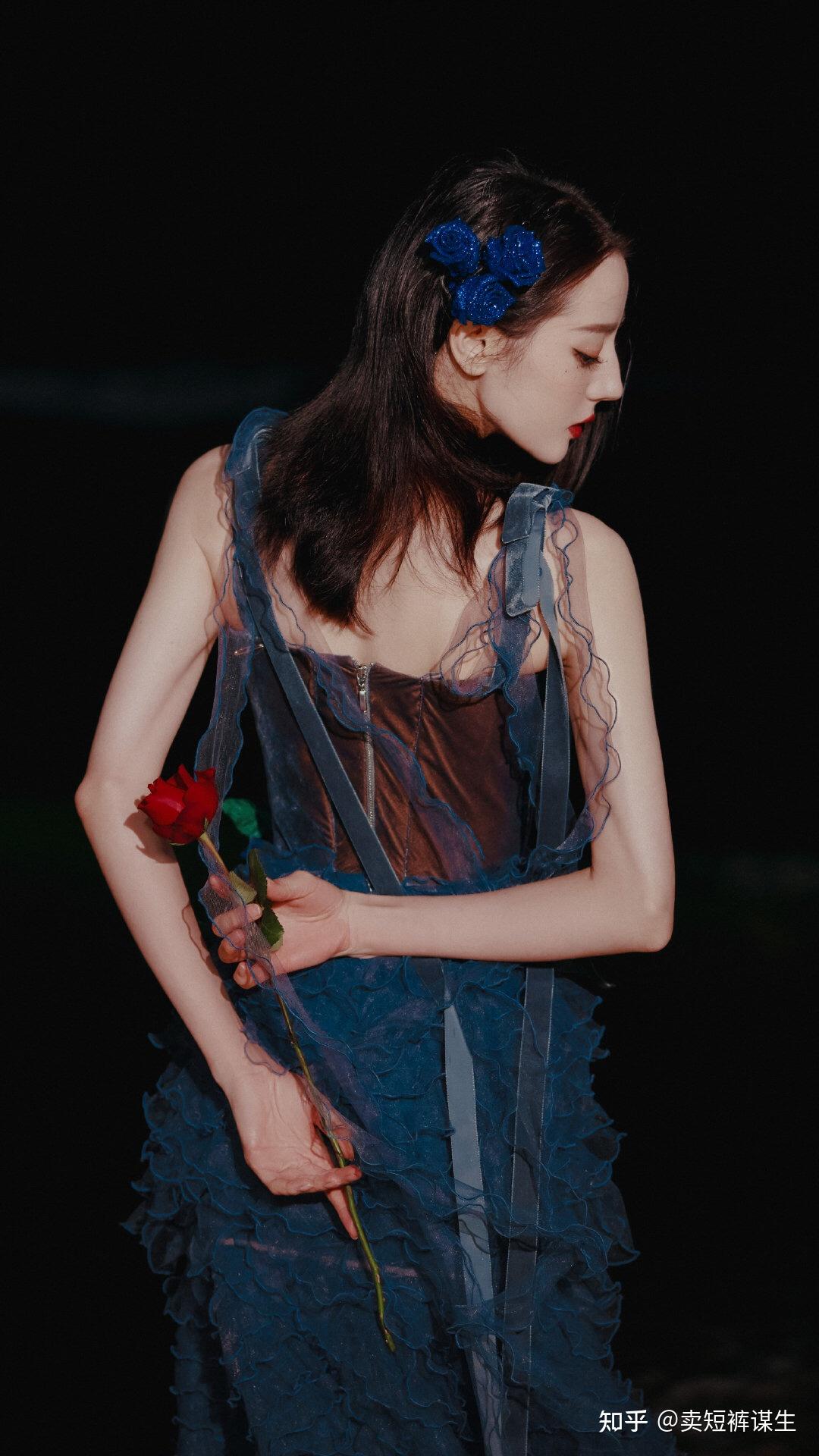 迪丽热巴穿吊带裙有多美