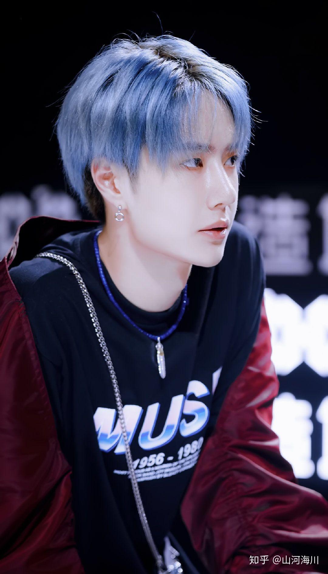 大家有没有王一博在创造101内个蓝紫色发型的照片