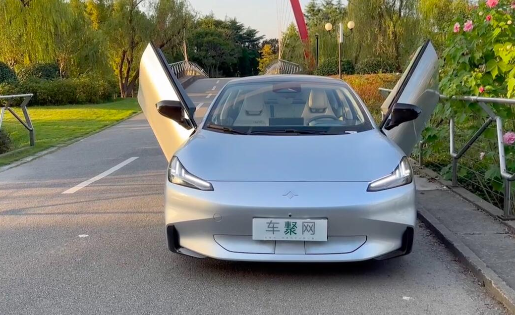 昊铂gt卷出不一样不到22万就能买剪刀门电动跑车