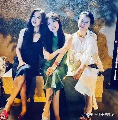 39岁朱珠晒庆生照！身处豪华花园暴露殷实家底，女儿眼小不像妈 - 知乎