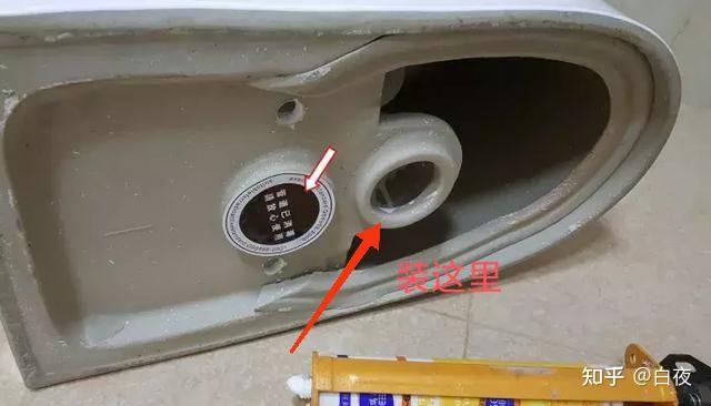 马桶有两个排污口,为了靠墙用了前面那个孔.