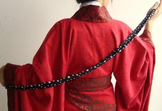 这个绑在背后的绳子是什么