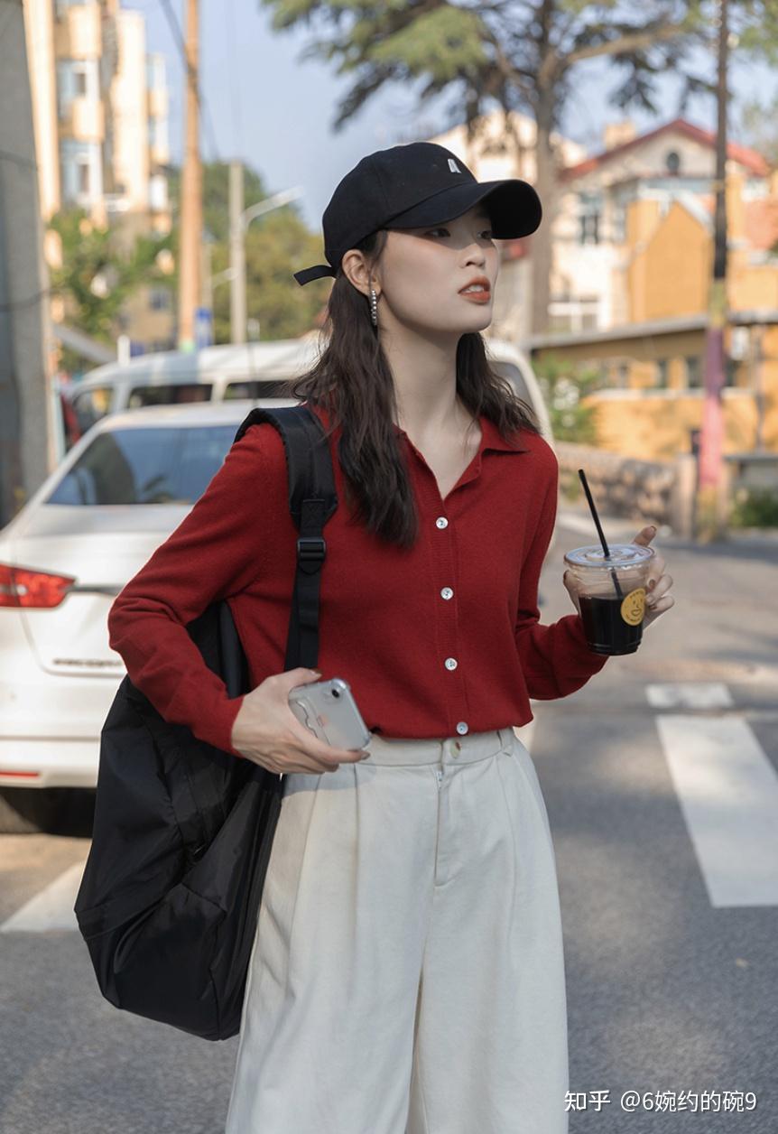 红色毛衣搭什么裤子好看