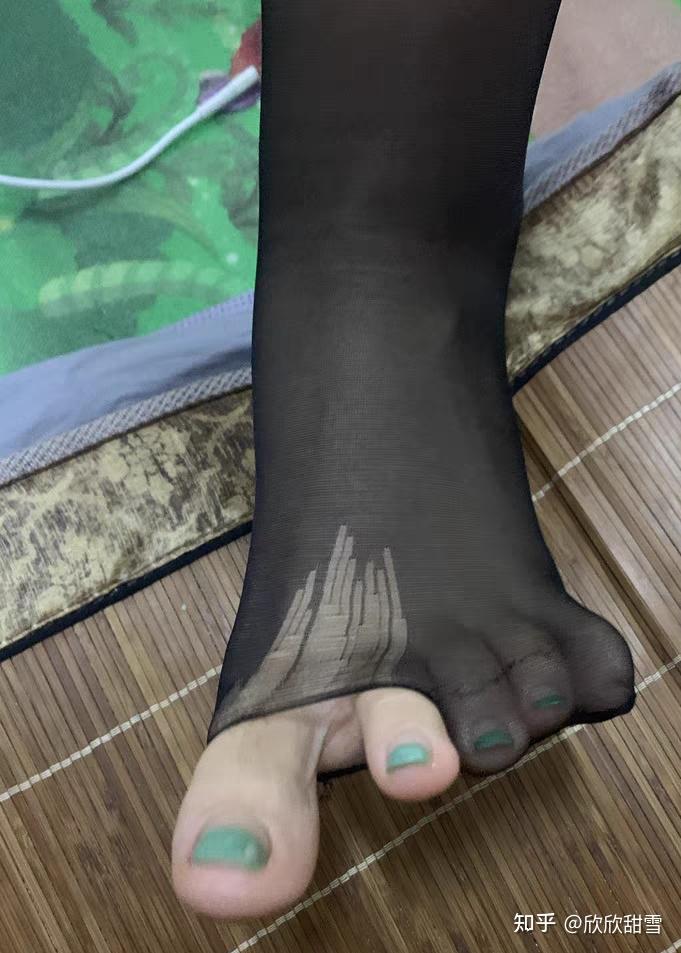 你们如果上班或者在外面大脚趾顶破丝袜了,你们会怎么办?