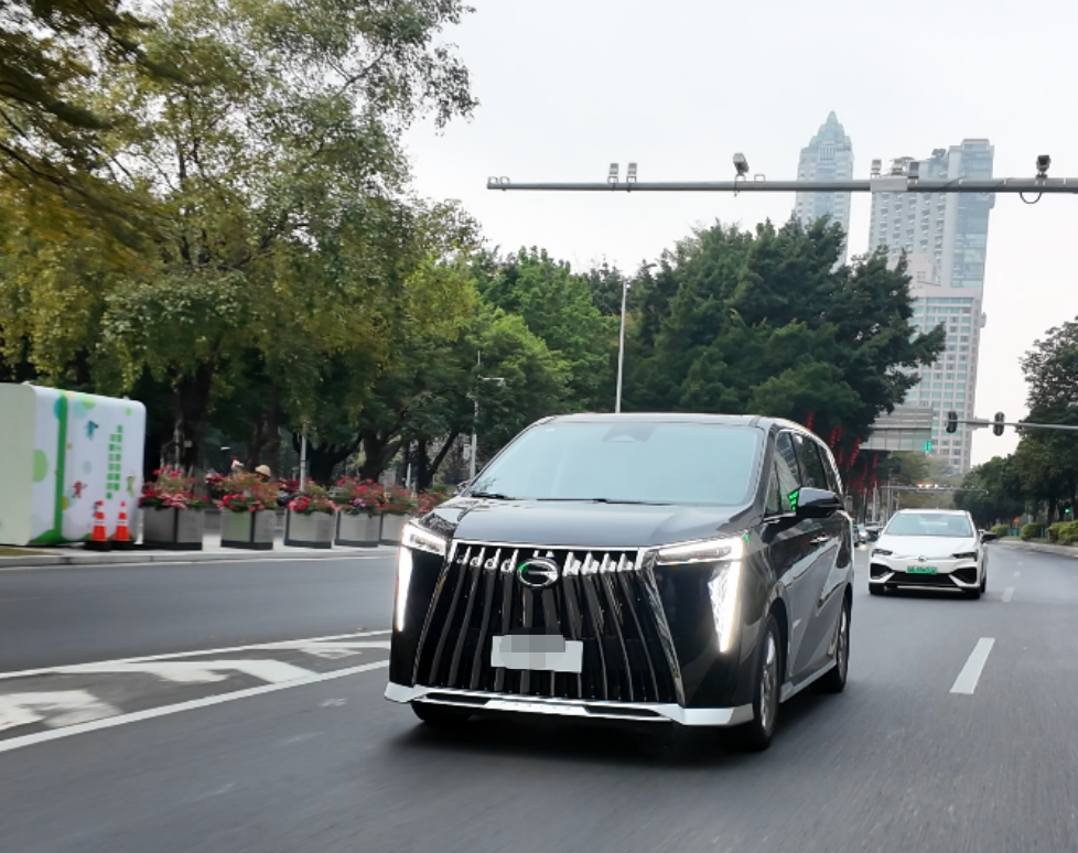 不吹不黑|M8 HEV 开久了,才知道什么叫舒心混动 MPV