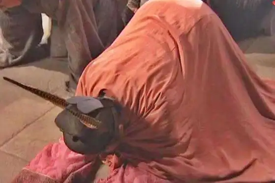 98 版《水浒传》中宋江下跪时屁股为什么翘得那么高? - 知乎