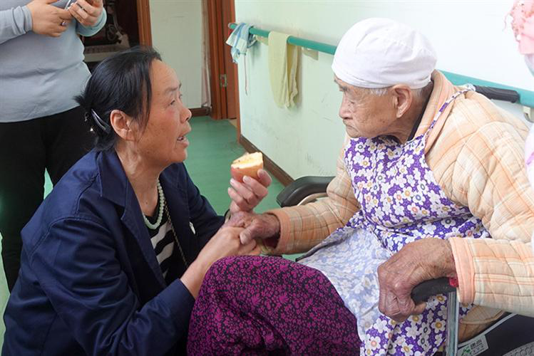 中汇爱五福养老院百岁寿星马奶奶