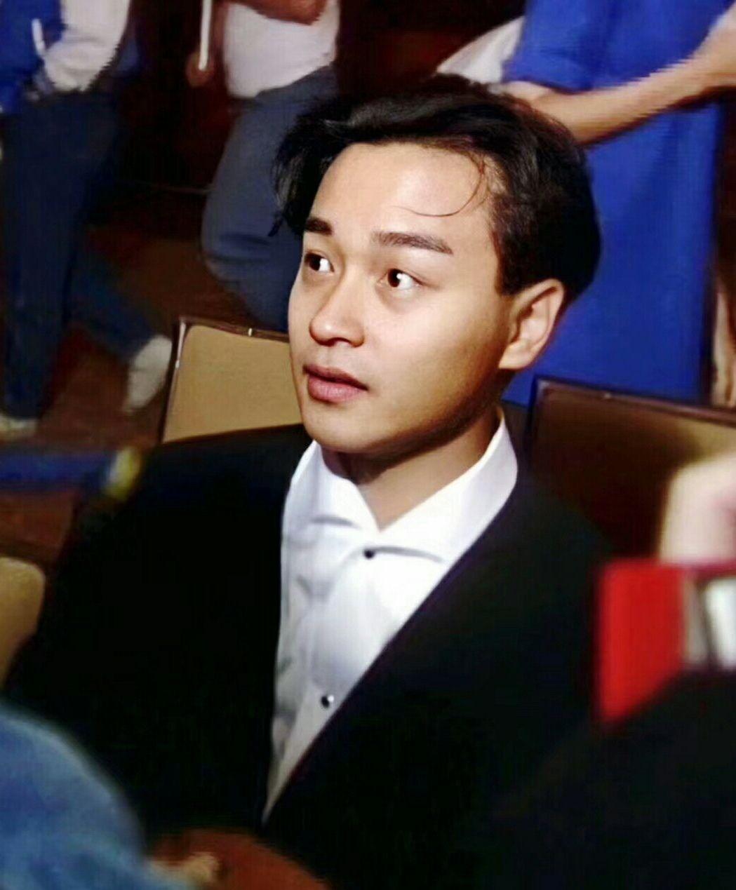 张国荣长相是典型的马来人种吧,个矮168,脸短,鼻短,嘴凸,像东南亚人?