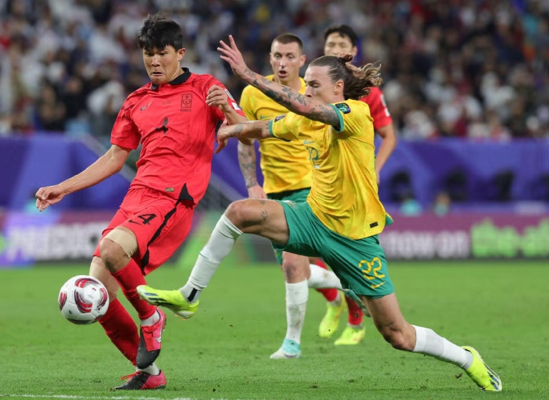 卡塔尔亚洲杯韩国21加时逆转澳大利亚进四强孙兴慜造点任意球破门跪地