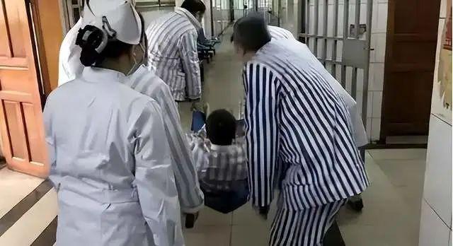 家里有精神病人如何强制送进医院(家里有精神病人求助哪个部门)