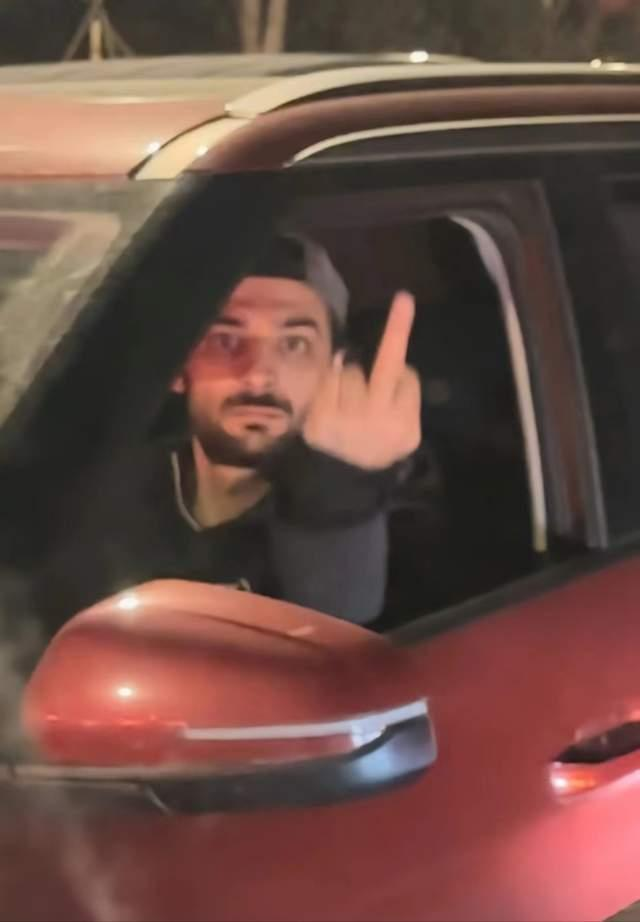 逆行竖中指的外国人身份被扒,怪不得这么豪横