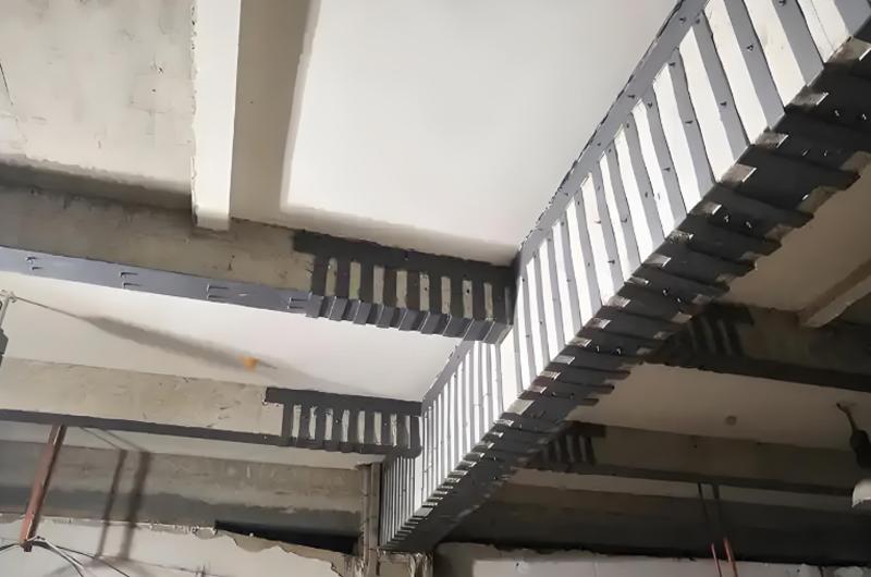 加固是一种常见的结构加固方法,通过在梁的受拉区或薄弱部位粘贴钢板