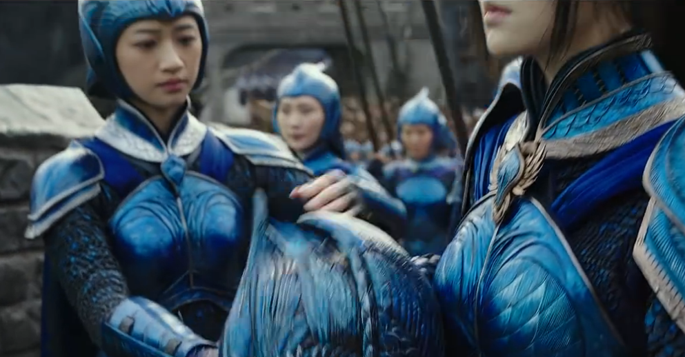 电影长城中的铠甲设计的色彩使用的现实意义和女性铠甲的胸部设计的