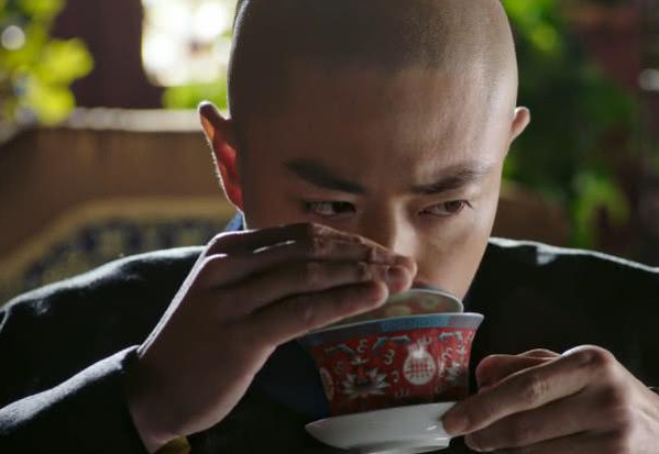 在倒茶时，常见的“叩指礼”，你懂得怎么敲吗？ - 知乎