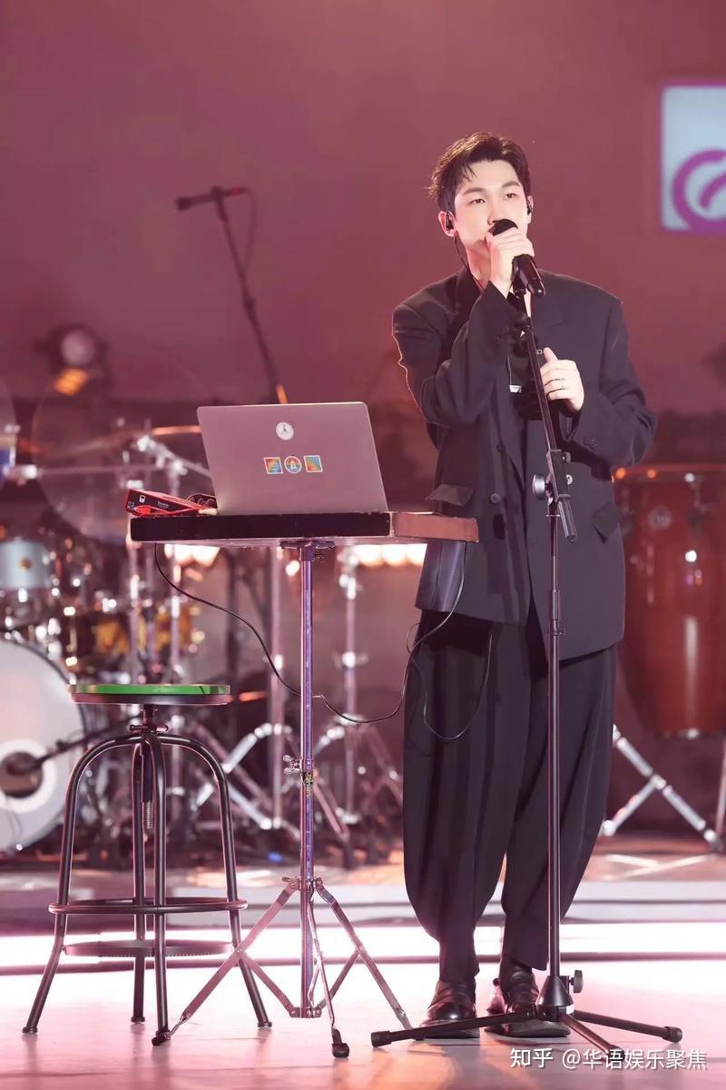 白举纲返场《歌手》突围赛:“唱爽了最重要”,自曝曲库“4位数起” - 知乎