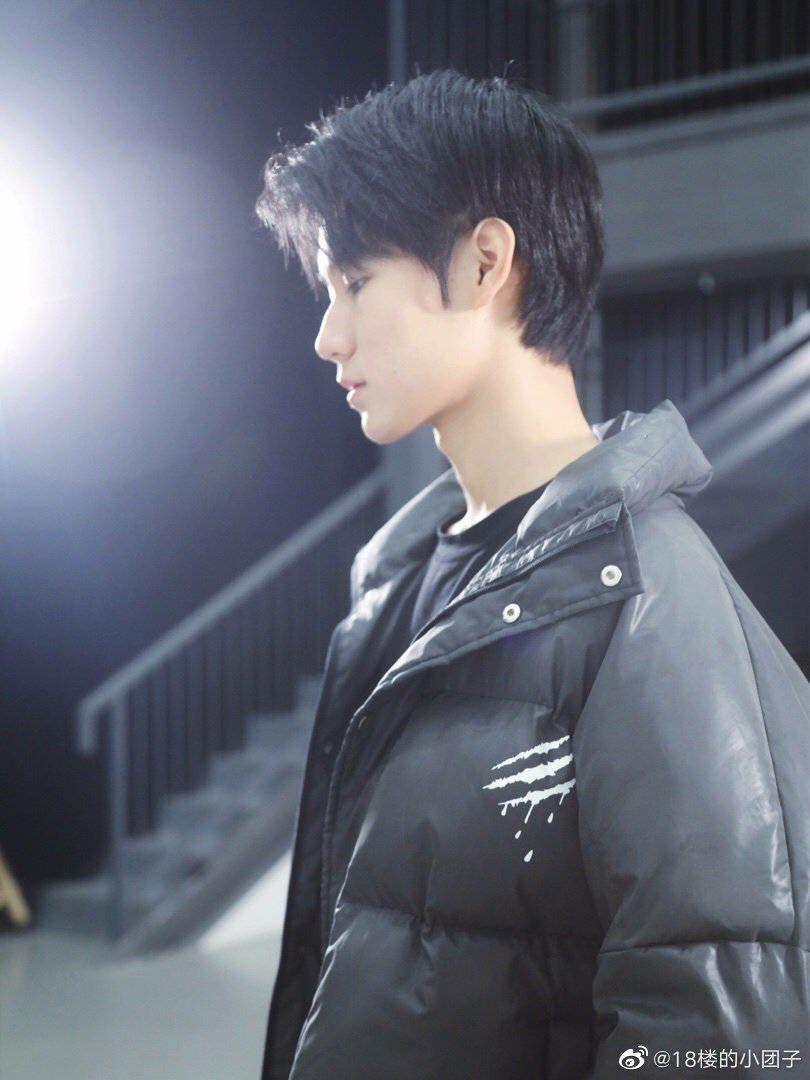 路人,最近刚粉上张真源,有没有不怎么常见的神图啊,想要滤镜没有那么