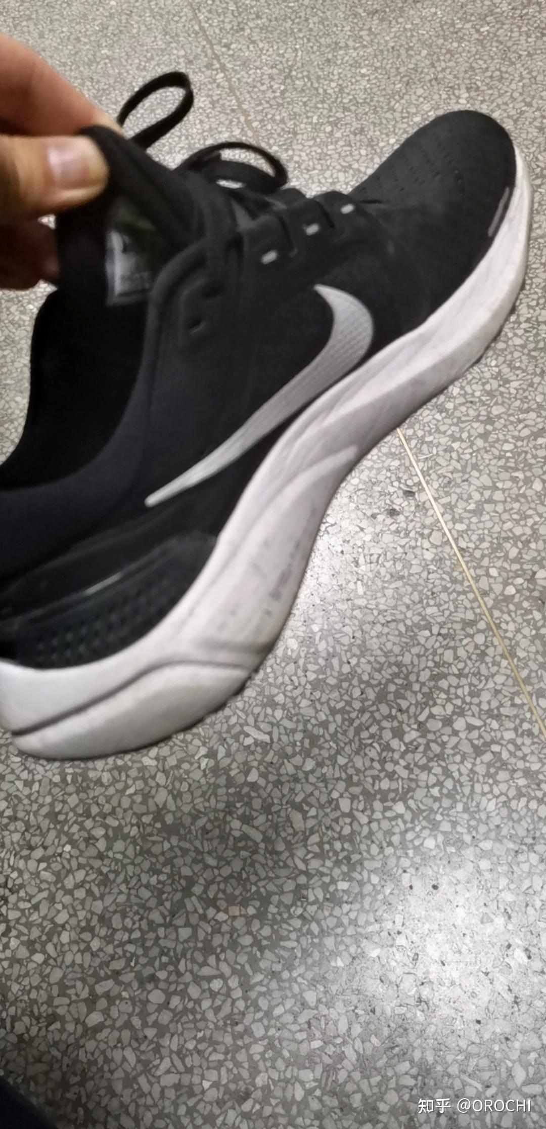 我同桌经常上课时把后桌的鞋给扒了(后桌把脚放在同桌椅子下面的栏杆