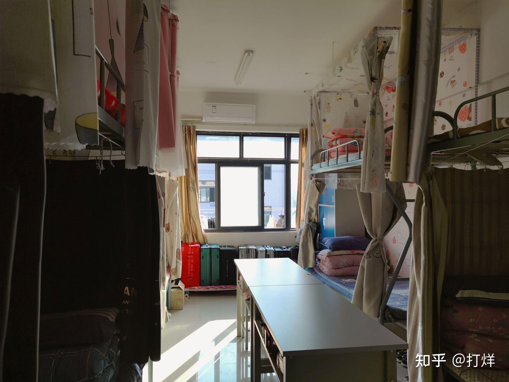 交了1500的郑州财经学院宿舍八人间,中间桌子占完宿舍空间,请问我们