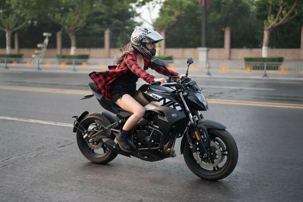 女生骑摩托车霸气图片