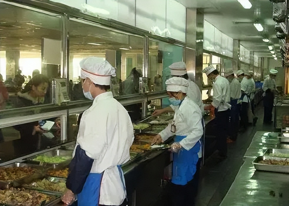 承包工厂食堂1500人左右,早餐,午餐晚餐公司补贴10块钱,请问有盈利的
