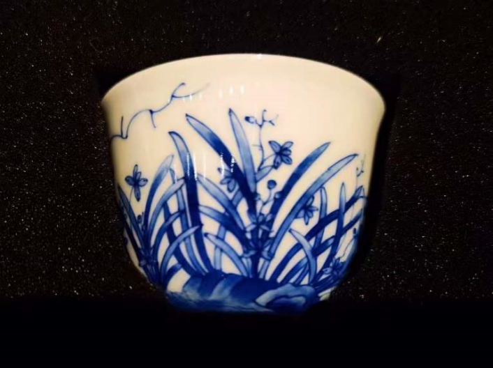 中国美術康凞神杯 A RARE WUCAI 'MONTH' CUP KANGXI MARK AND PERIOD | 清康熙五彩