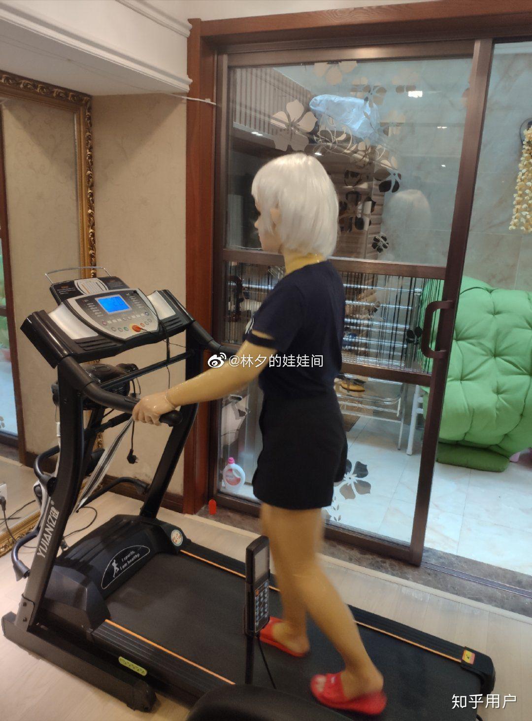 怎么评价网友林夕的娃娃间让真人穿黑胶衣当娃娃的行为这是一种怎样的