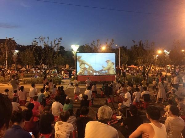 露天电影院也是党史教育的好课堂