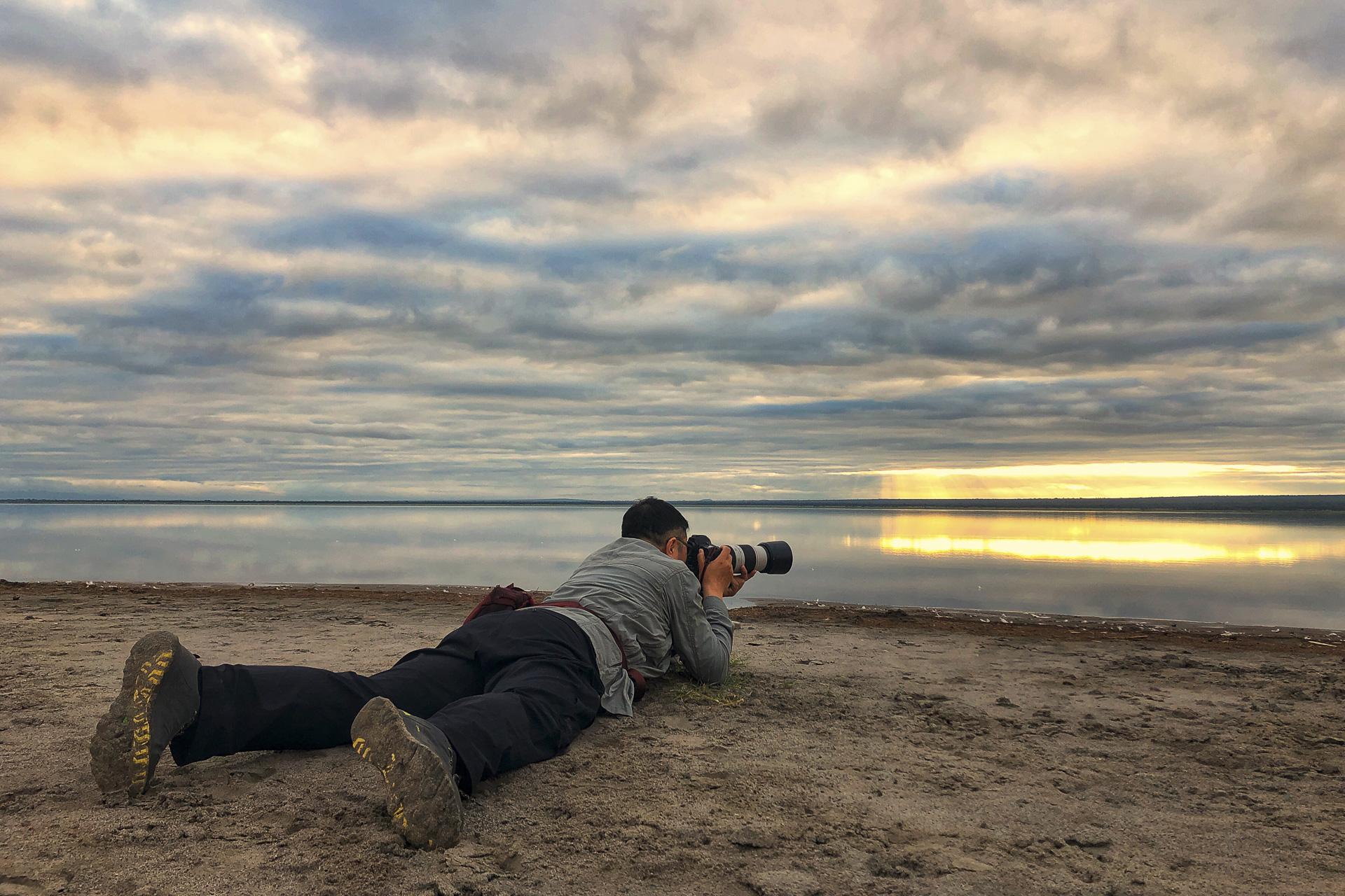 中国人帮老外拍照的时候,单膝跪地的姿势拍,合适吗?
