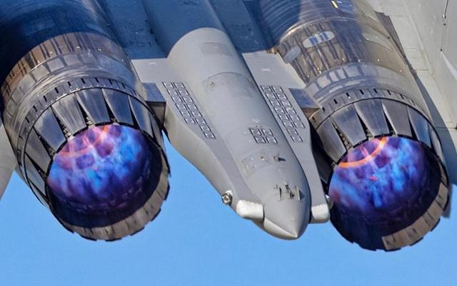 中国歼16抛箔条干扰弹驱赶外机大家对歼16的表现还满意吗