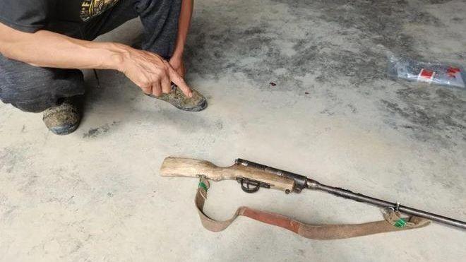 天门一男子自制火铳藏家中警方依法查获已对其呈请逮捕他的行为违反了