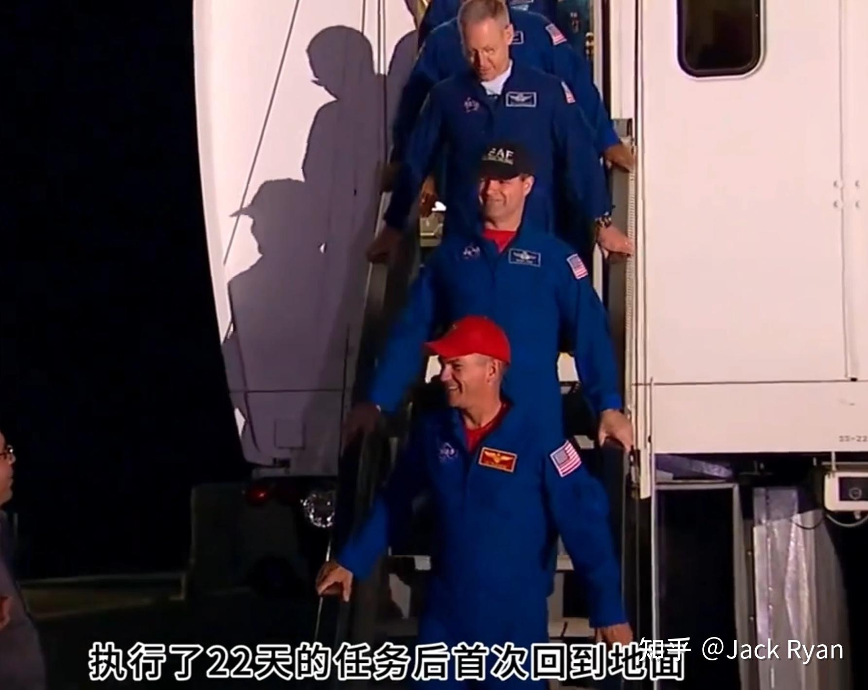 宇航员回到地球都要坐轮椅，如果有一天登陆月球，没有那么多人协助，需要怎么站立出仓？ - 知乎