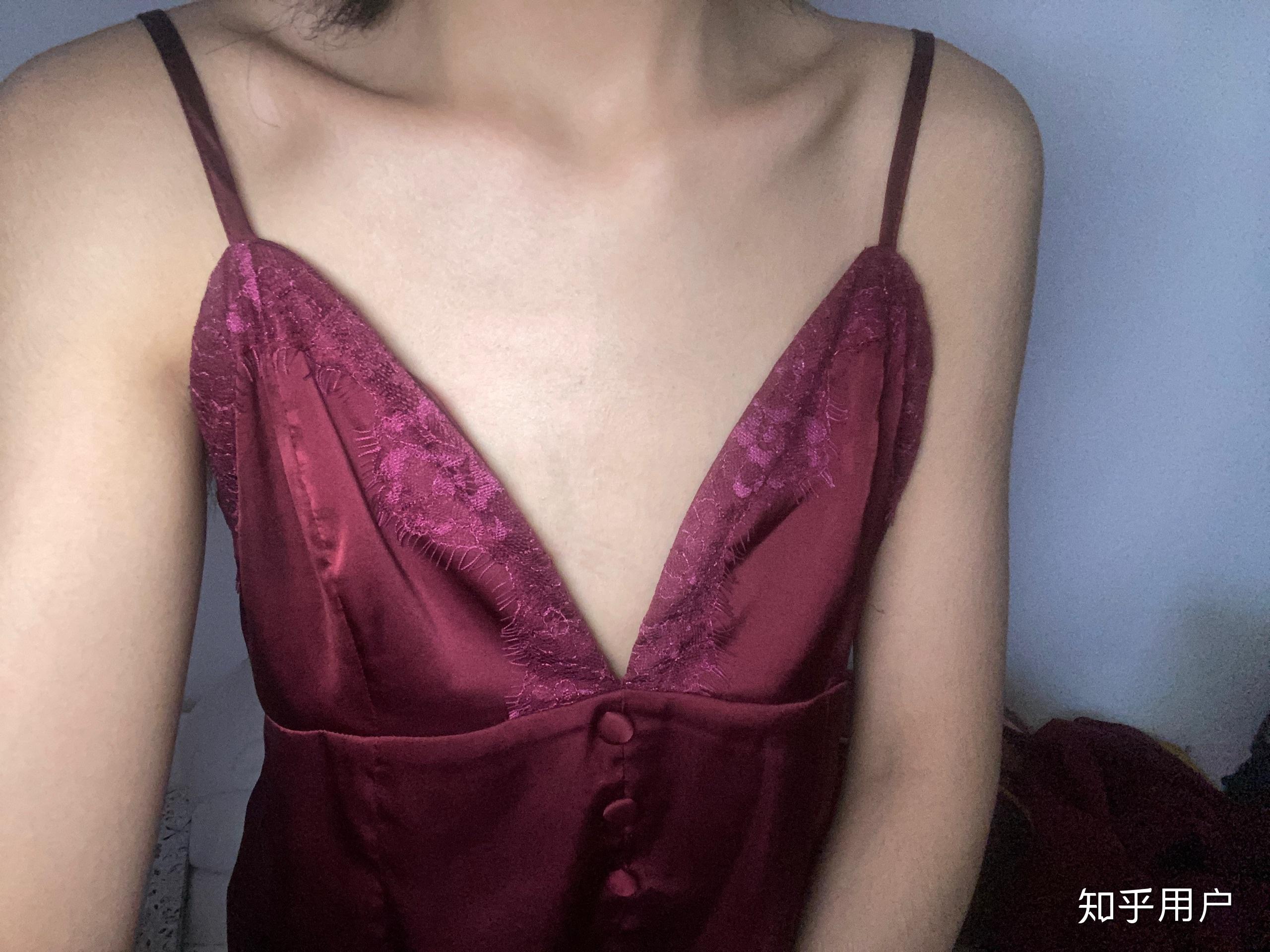 平胸(是真的没发育那种哦)年轻可以安慰说是少女感,那以后结婚生子老