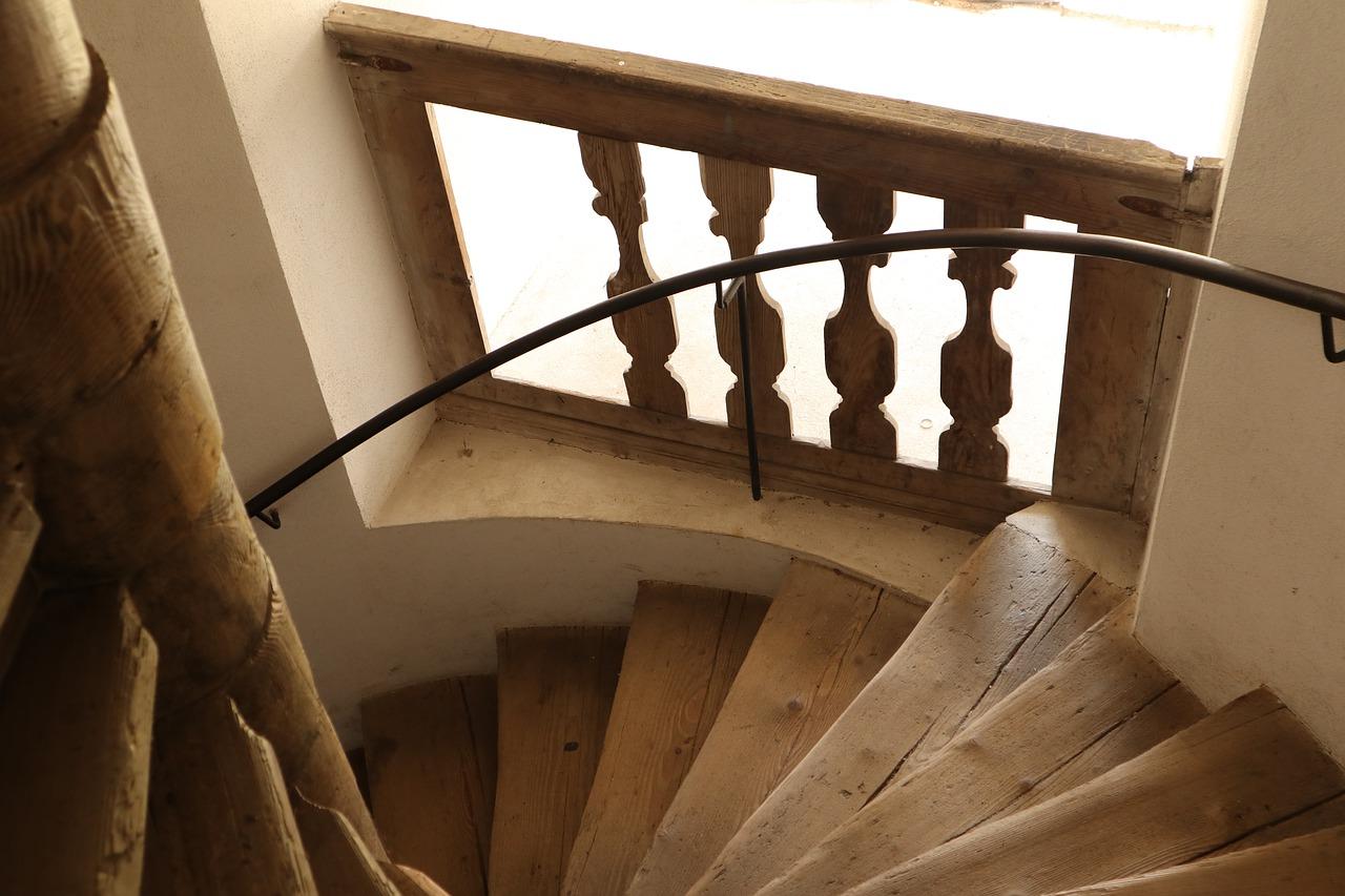 别墅楼梯扶手材质推荐