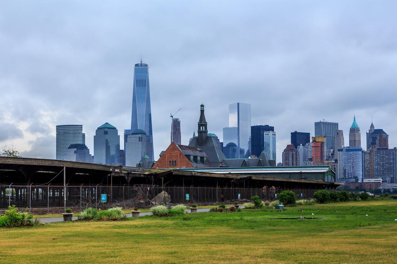 2. 公园设施齐全