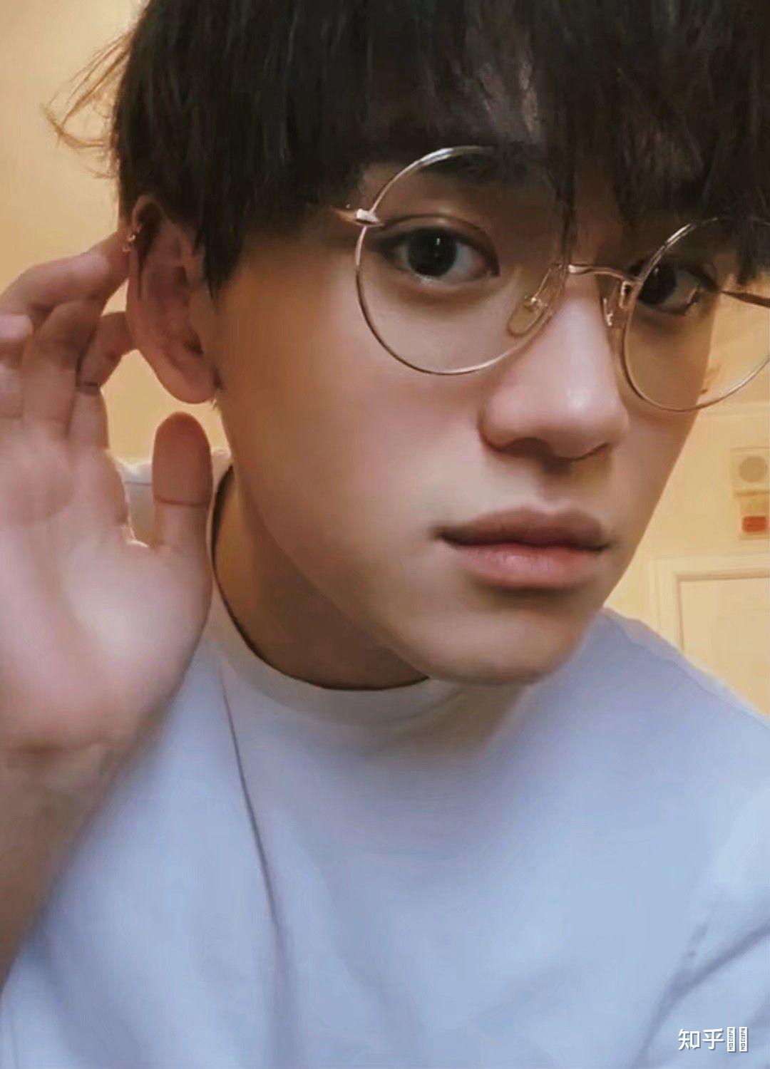 b站上有人说黄旭熙在跑男是素颜出镜是真的吗