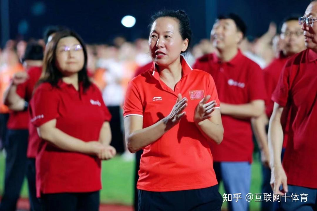 完全人格，首在体育——东方神鹿王军霞亲临北大“新生开学第一跑”现场，同千余名师生共迎新学期 - 知乎