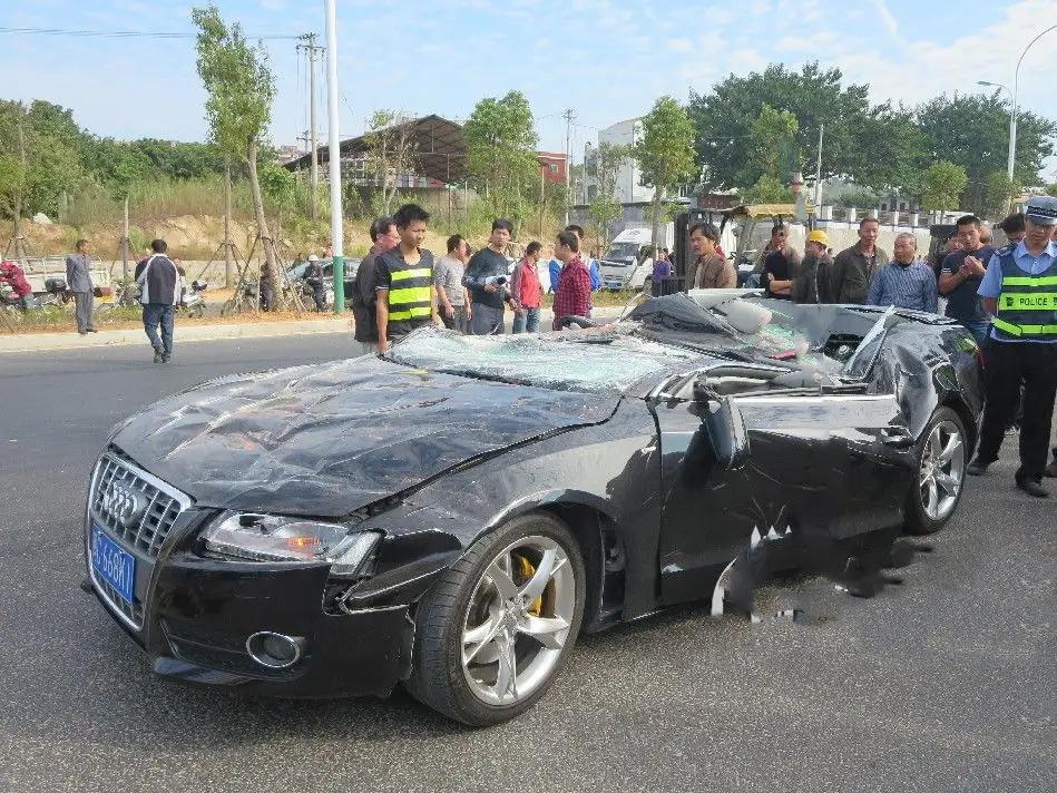 郑州渣土车侧翻将越野车压扁,车上 4 人遇难,如何看待此事?