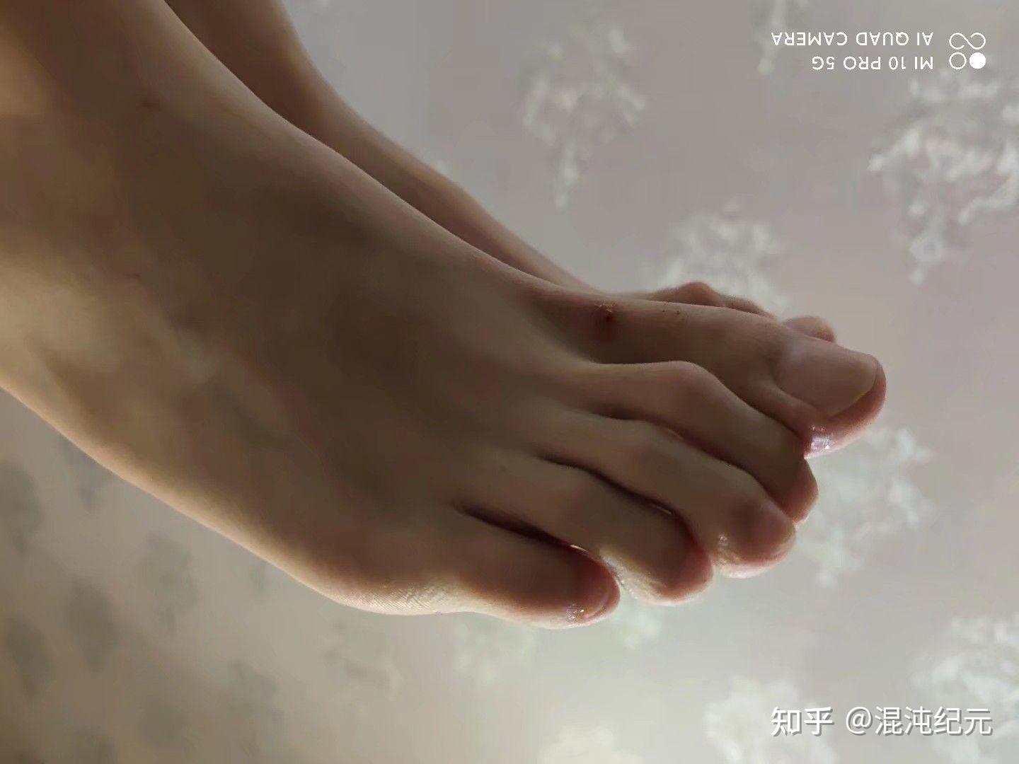 倒是少有女生夸赞男孩子脚长的好