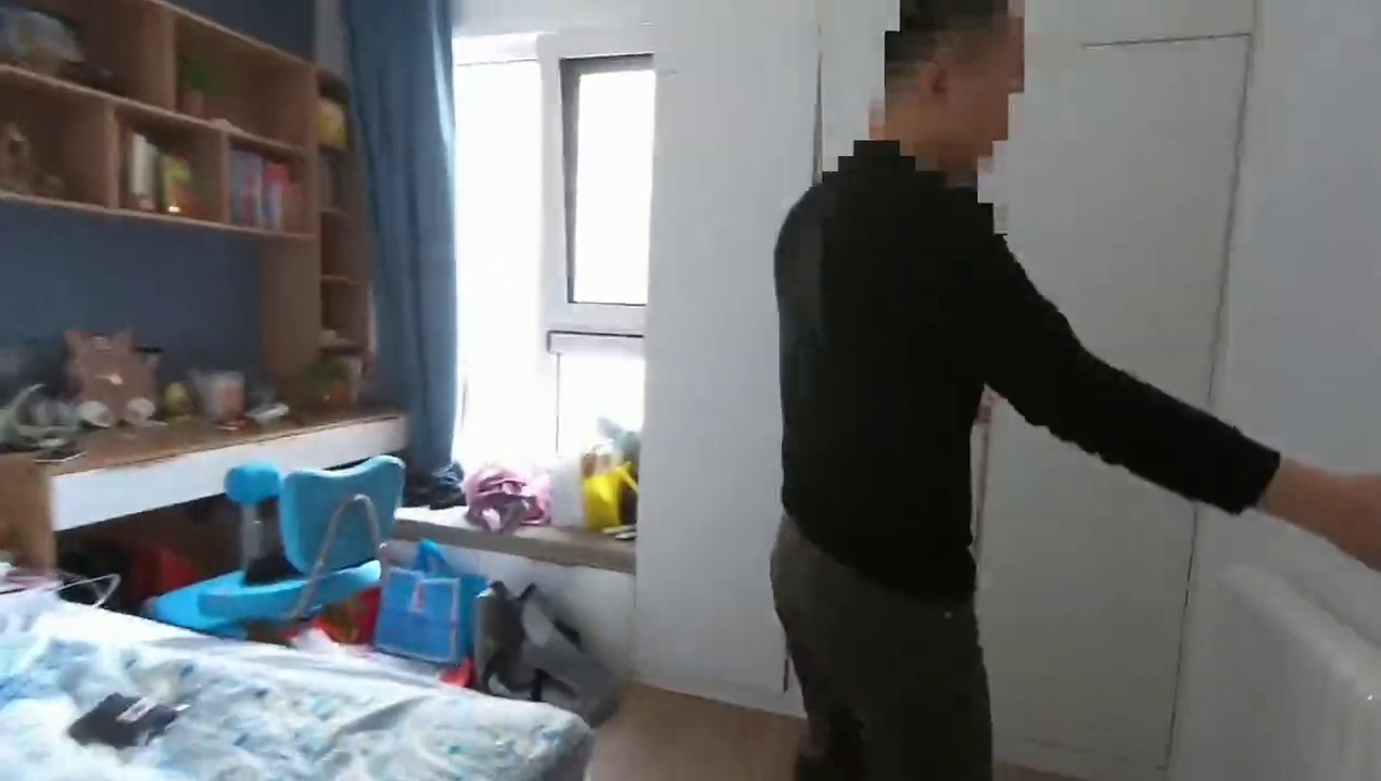 安装一台55寸电视机,更换一副万向调节旋转挂架,接线方便了吧