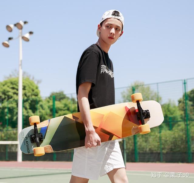 怎样拿滑板比较帅气