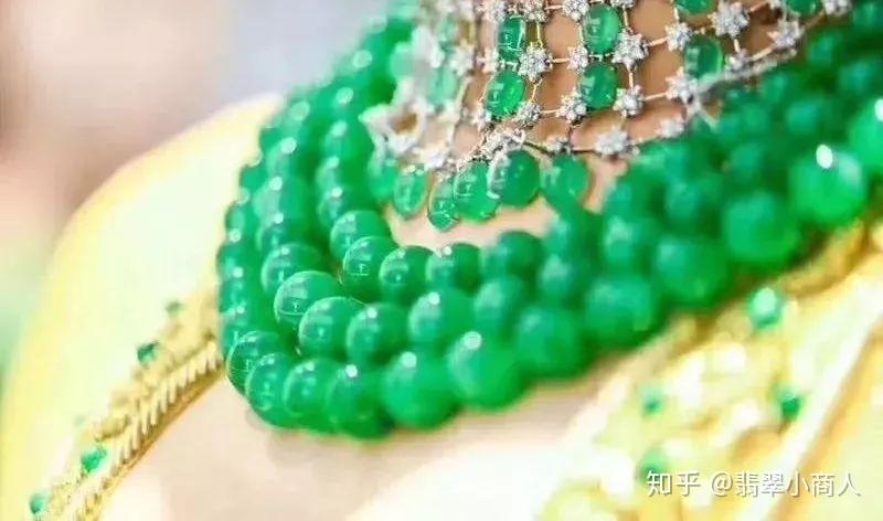 缅甸“翡翠家族”爆红网络！人人身戴满绿翡翠，连宝宝都佩戴百万翡翠