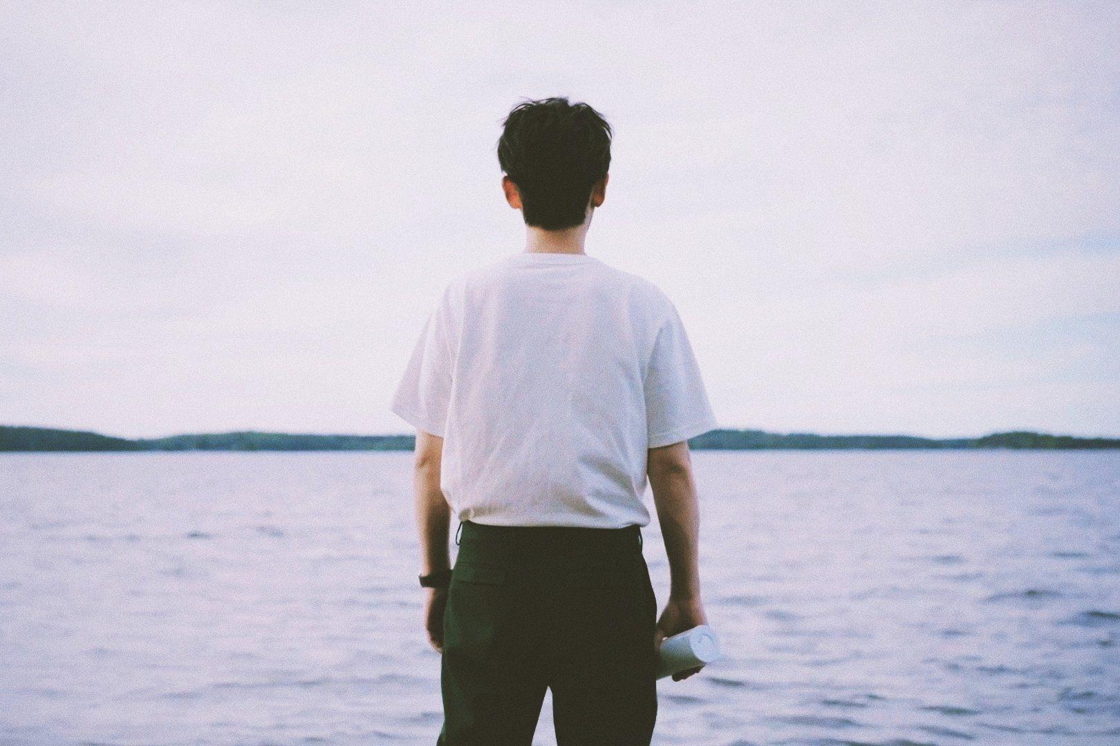 新片《叛逆者》海报的背影是不是主演朱一龙? - 知乎