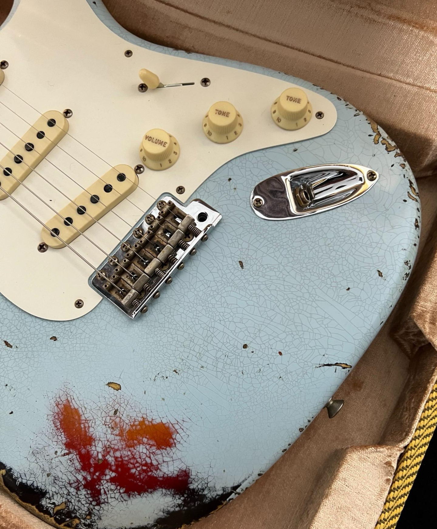 电吉他这里裂了请问是什么情况