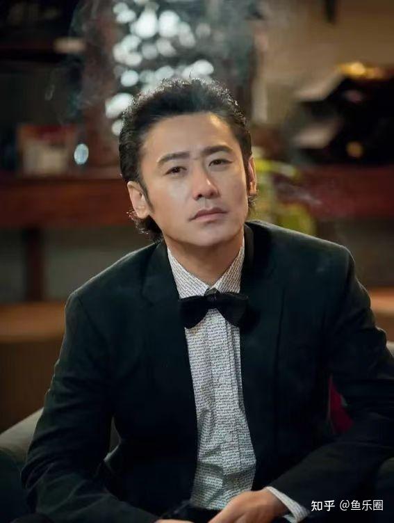 先说说他的作品,吴秀波早年凭借《黎明之前》那可是大火了一把他在