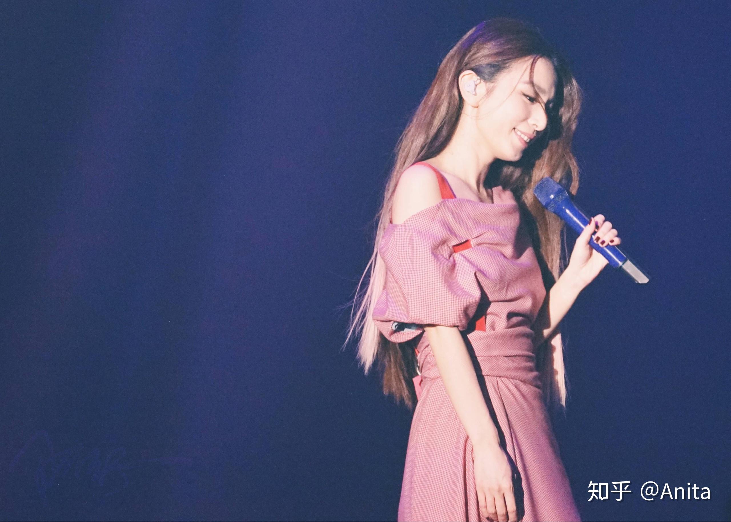 有没有笑的很开心适合当壁纸的明星或者模特的照片网图也可