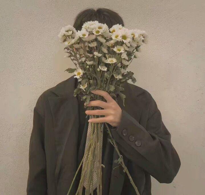 有没有手捧鲜花的男生壁纸啊?